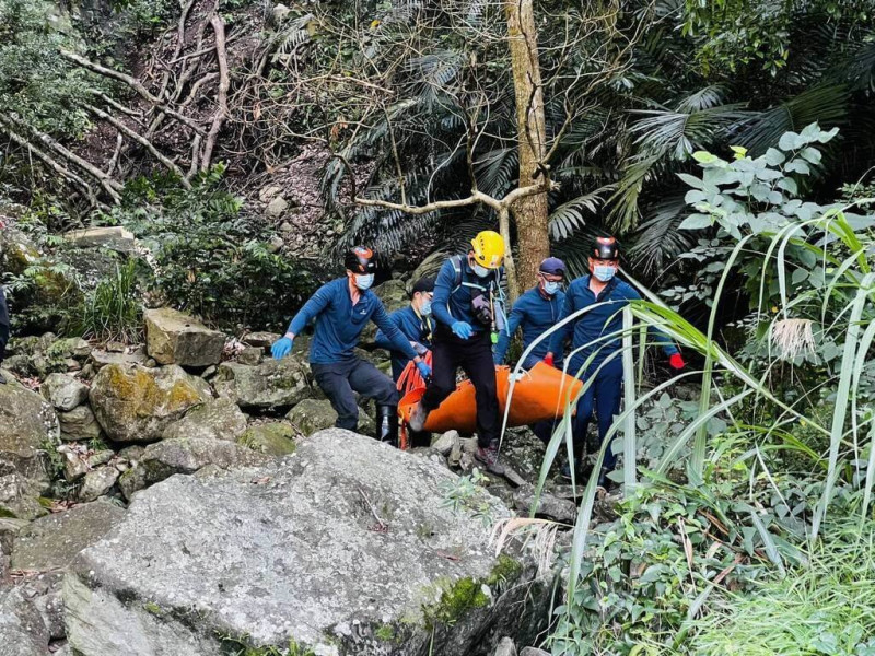 登山團6月29日攀登台中和平區東卯山步道，團員65歲許姓男子走失，消防局獲報展開搜索，7月1日在山谷內發現許男屍體，協助將屍體搬運上路面，交由警方、家屬處理。（民眾提供）中央社記者趙麗妍傳真  114年7月1日   