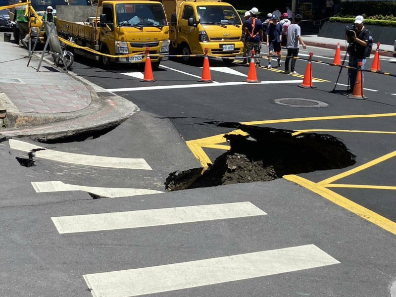 台北市松山區長春路與慶城街46巷交叉路口1日上午驚現「天坑」。   圖：翻攝「臉書」許淑華Hsu Shu-Hua粉絲專頁