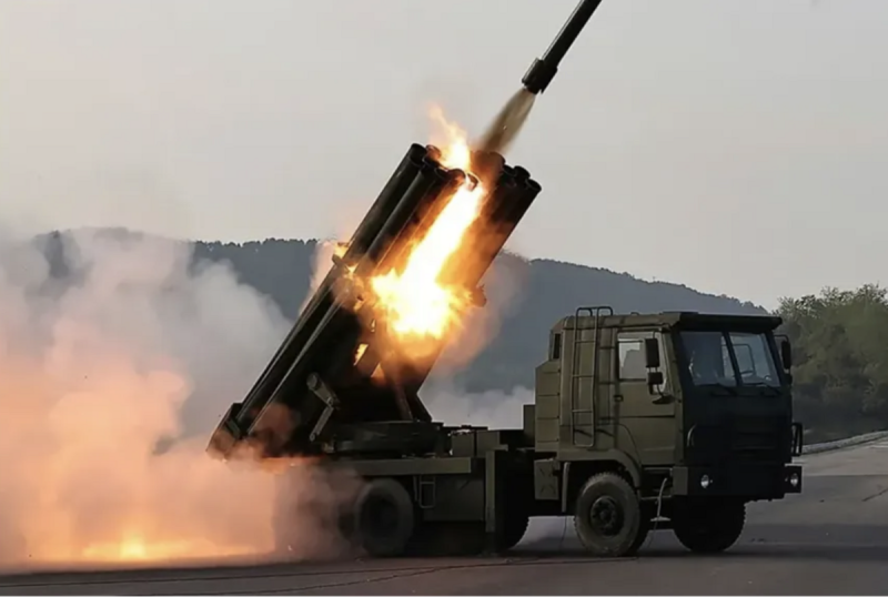 M1991型火箭砲可在 45 秒內連續發射 22 枚 240 毫米無制導火箭彈,射程可達 40 至 60 公里。 圖:翻攝自 天眼看亞太 M1991型火箭砲可在 45 秒內連續發射 22 枚 240 毫米無制導火箭彈,射程可達 40 至 60 公里。 圖:翻攝自 天眼看亞太