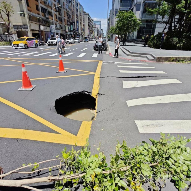 台北市松山區長春路和慶城街46巷交叉路口1日發生路面下陷，台北自來水事業處指出，初查肇因應為管線問題所致，已調派人員機具進場停水搶修。（翻攝照片）中央社記者黃麗芸傳真  114年7月1日   