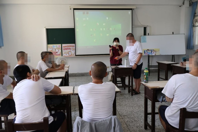 嘉義監獄與勞動部勞動力發展署雲嘉南分署開辦「受刑人就業成長團體」，導入「新興求職詐騙識能」課程，助曾為車手、人頭帳戶的受刑人認清求職陷阱，為復歸社會鋪出更安全道路，近日結訓。（嘉義監獄提供）中央社記者蔡智明傳真  114年7月1日   