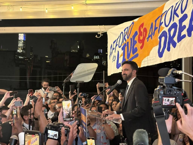 33歲的紐約州眾議員曼達尼在美國民主黨紐約市長初選取得領先。   圖：x.com/ZohranKMamdani