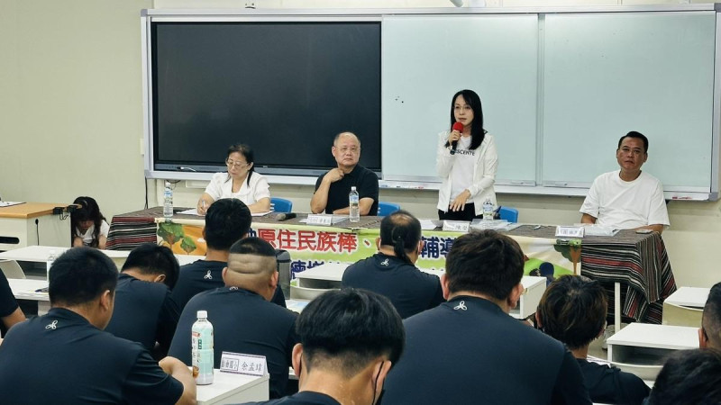 民進黨立委陳瑩爭取「原住民棒壘球教練計畫」，創造上百位棒球教練職缺，使上千名球員受惠。   圖：立法委員陳瑩辦公室提供