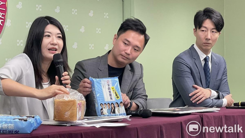 桃園市議員許家睿（中）、魏筠（左）介紹國民黨桃園市立委聯名版米粉。   圖：高逸帆／攝