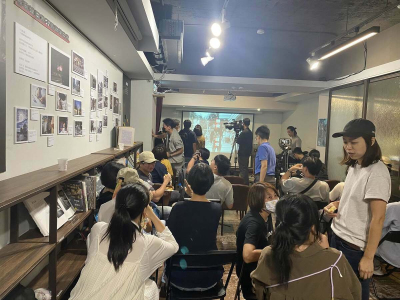 「左轉有書X山除薇害-攝影展開幕茶會」首次公開透露 楊力州朱詩倩將釋出國際紀錄片挺罷免。   (圖/取自左轉有書 TouatBooks。