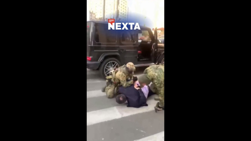 俄羅斯與亞塞拜然最近發生嚴重衝突,象徵著俄羅斯已經失去對中亞地區的控制能力,圖為俄羅斯當局當街抓捕亞塞拜然僑領。 圖:擷取自 @nexta_tv X 分享影片 俄羅斯與亞塞拜然最近發生嚴重衝突,象徵著俄羅斯已經失去對中亞地區的控制能力,圖為俄羅斯當局當街抓捕亞塞拜然僑領。 圖:擷取自 @nexta_tv X 分享影片
