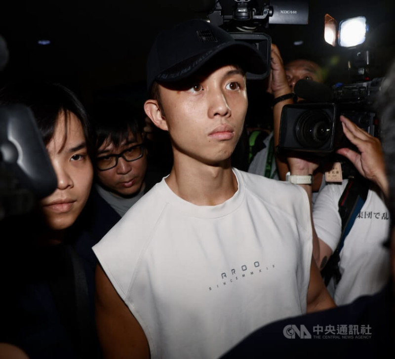 圖為北檢去年6月19日指揮警方搜索調查並帶回孫安佐（中）等人詢問，晚間孫安佐被移送台北地檢署複訊。（中央社檔案照片）   