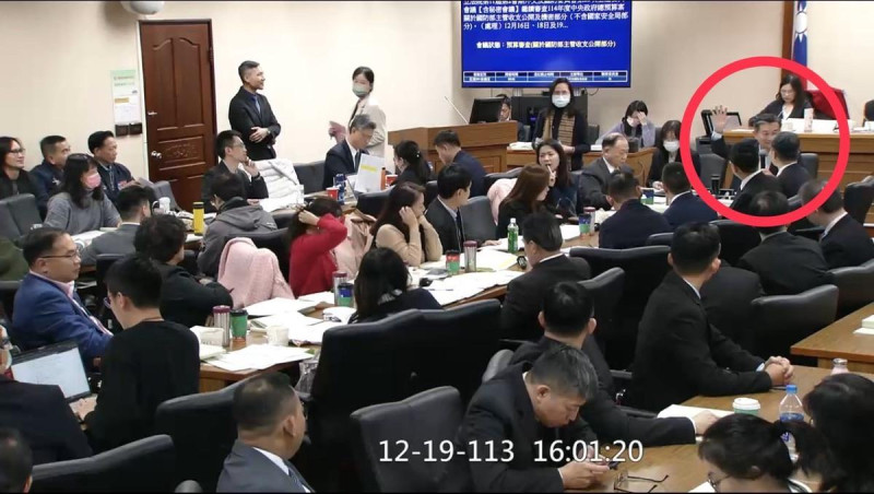 徐巧芯強調，通過刪減「獵鴞專案」45.7億元的關鍵一票，是由民進黨立委王定宇所投下。   圖：徐巧芯/提供/提供