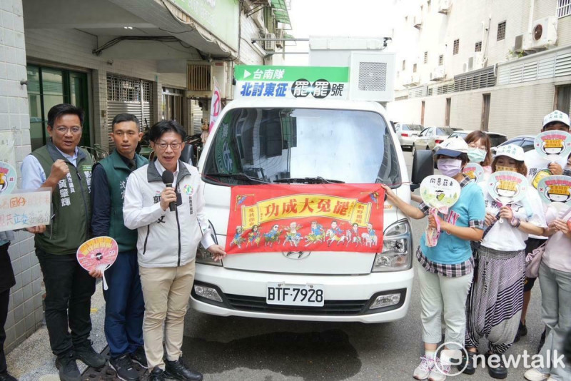 民進黨台南市黨部決定為愛啟航，打造「台南罷罷號」，準備要在近期北討東征，前往各地罷免區增援公民團體，力挺罷區宣傳。   圖：黃博郎／攝