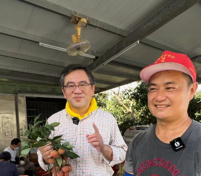 霧農大叔拜訪青農，教大家如何吃荔枝不上火。   圖：台灣農創/提供