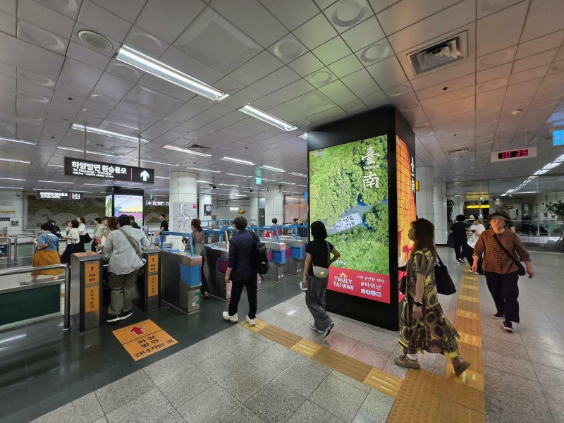 臺南市政府在韓國首爾與大邱兩地地鐵站重要位置推出形象燈箱廣告，主打「四季臺南‧時光之旅」主題，以臺南自然風景與節氣特色為主軸，融入一天之中晨昏晝夜的光影變化，展現這座歷史古城在時間流轉中的豐富魅力。   圖：台南市政府提供