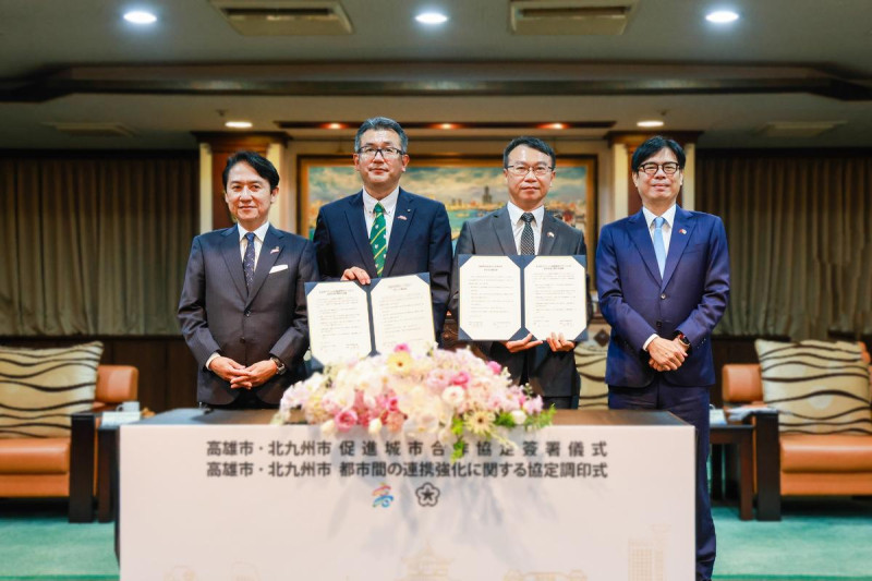 高雄市與北九州市簽署「馬拉松友好交流備忘錄」，陳其邁(右一)與武內和久(左一)一同見證。   圖：高雄市行國處/提供
