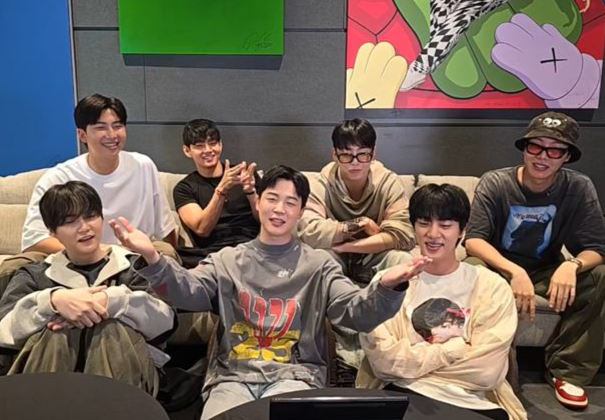 BTS全員退伍後首度合體直播，提到明年春天將強勢回歸，同時也透露新專輯與世界巡演計畫。   圖：翻攝自Weverse