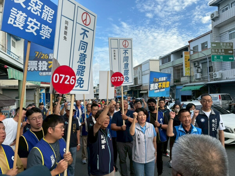 朱立倫陪黃建賓掃街宣講「反惡罷、戰獨裁」 呼籲民眾投不同意罷免票。   （圖/取自黃建賓臉書）。