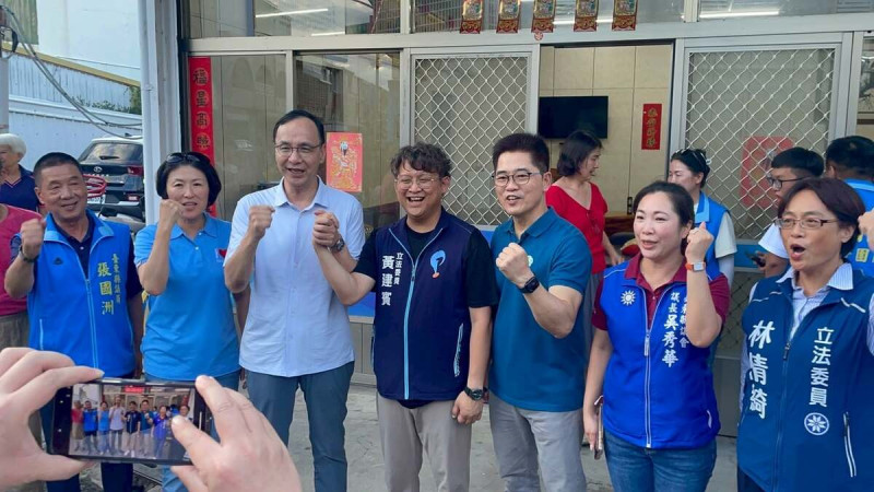朱立倫陪黃建賓掃街宣講「反惡罷、戰獨裁」 呼籲民眾投不同意罷免票。   （圖/取自黃建賓臉書）。