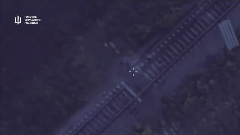 烏軍近期持續對俄軍軍事目標發起襲擊，甚至再次切斷扎波羅熱被占領區內的鐵路，試圖降低俄軍的後勤補給能力。   圖：擷取自 @NOELreports X 分享影片