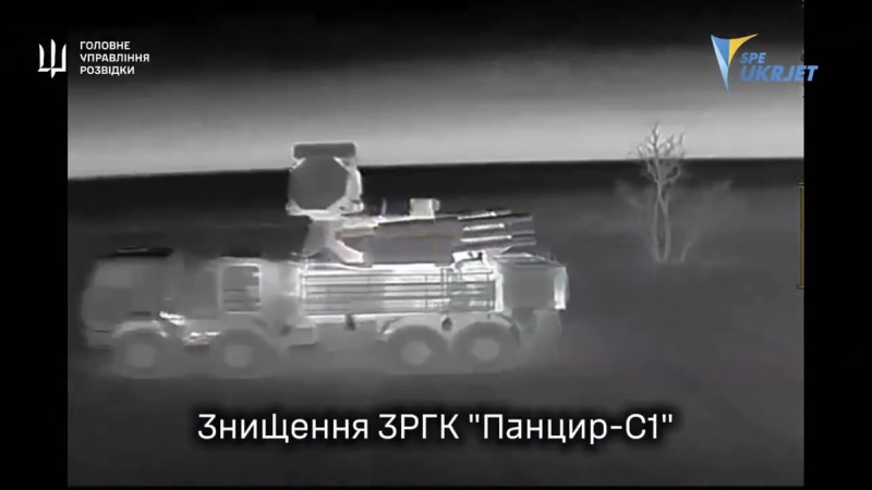 俄軍位於克里米亞的薩基空軍基地也遭到襲擊，大量軍備被烏軍無人機破壞。   圖：擷取自 @bayraktar_1love X 分享影片