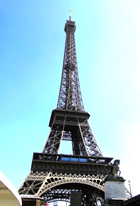曝曬在高溫底下的巴黎艾菲爾鐵塔。   圖：翻攝自 Paris_all_about 的 X 帳號
