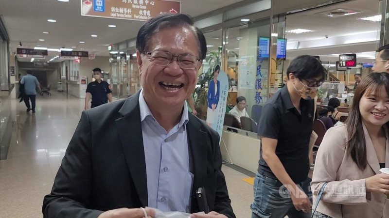 民眾黨立委黃國昌日前在立法院質詢時播放疑似檢察官偵訊錄音「示範帶」惹議。北檢接獲告發後，2日以證人身分傳喚民眾黨立委張啓楷（中）說明。中央社記者謝幸恩攝  114年7月2日   