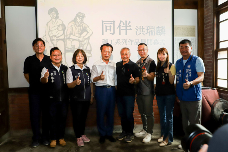 礦工畫家洪瑞麟作品展「同伴」開展，嘉義培桂堂展出礦工生命風景。   圖/嘉義縣政府提供。