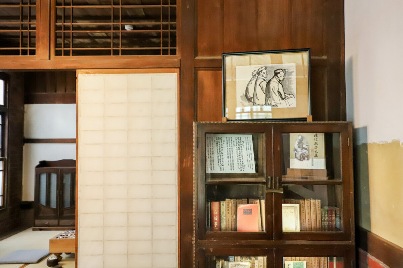 礦工畫家洪瑞麟作品展「同伴」開展，嘉義培桂堂展出礦工生命風景。   圖/嘉義縣政府提供。