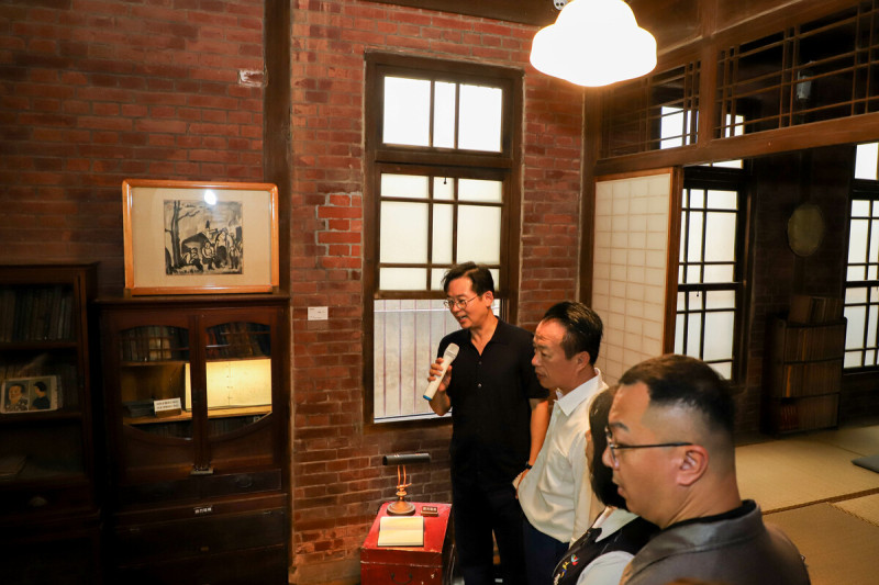 礦工畫家洪瑞麟作品展「同伴」開展，嘉義培桂堂展出礦工生命風景。   圖/嘉義縣政府提供。