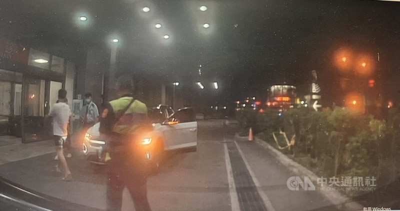 陳姓男子1日凌晨發現1歲的女兒臉色異常，且有高燒狀況，開車自行送醫，途中遇台中市保安警察大隊巡邏車便上前求助，經警車開道縮短送醫時間，讓女童即時獲得救治。（翻攝照片）中央社記者蘇木春傳真 114年7月2日   