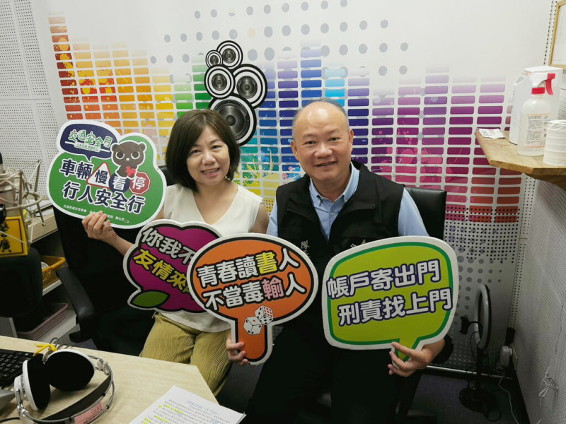 暑假期間，台中市警局第二分局展開青春專案，二分局偵查隊長江清萬（右）1日並前往廣播電台宣導，說明防詐知能及交通安全觀念。（警方提供）中央社記者郝雪卿傳真  114年7月2日   