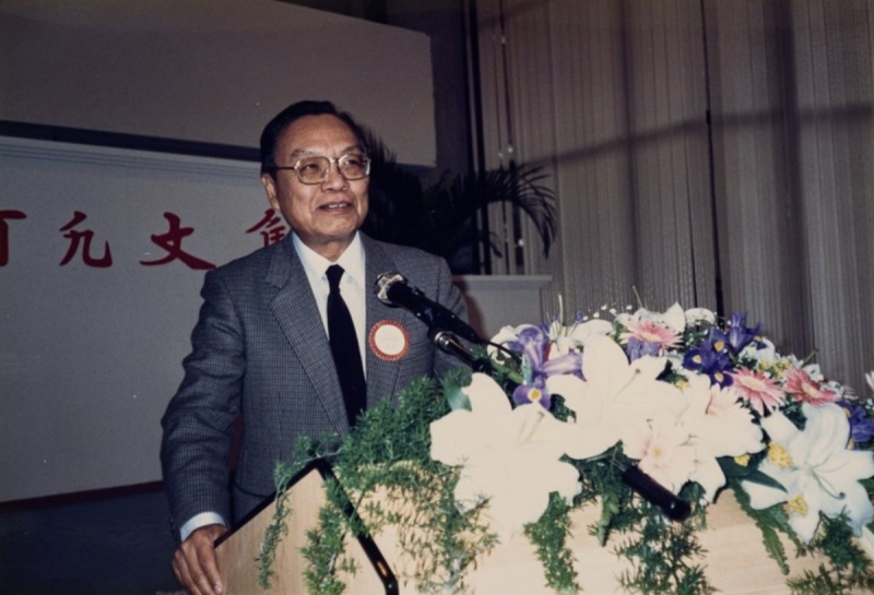 1990年1月彭歌於《何凡文集》新書發表會致詞。   圖/取自國立台灣文學館。