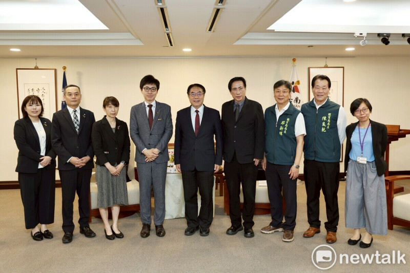 日本秋田市長沼谷純拜會台南市長黃偉哲，市府由新聞及國際關係處處長蘇恩恩、教育局長鄭新輝、體育局長陳良乾陪同出席，雙方就兩市的教育、體育交流以及未來交流進行深入討論。   圖：台南市政府提供
