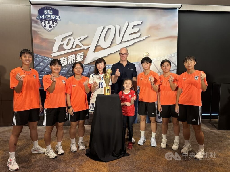 夏季足球活動「安聯小小世界盃」2日在台北舉辦賽事記者會，醒吾高中女足隊球員應邀出席，其中曾參加安聯小小世界盃的陳柔羽（右2）即將畢業，盼挑戰美國女子足壇一圓旅外夢。中央社記者黎建忠攝  114年7月2日   