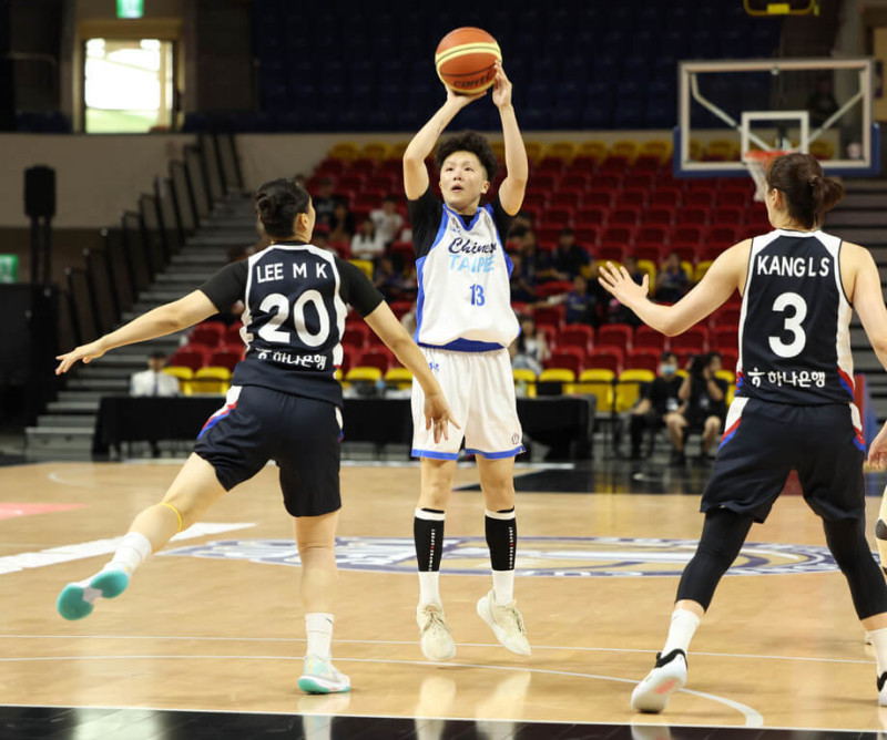 台灣世大運女籃培訓隊2日在2025威廉瓊斯盃國際籃球邀請賽首戰面對韓國，雖然一度有機會取得領先，不過終場仍以74比95吞敗，其中射手林佳蓉（持球者）貢獻全隊最高17分。（籃協提供）中央社記者陳容琛傳真  114年7月2日   