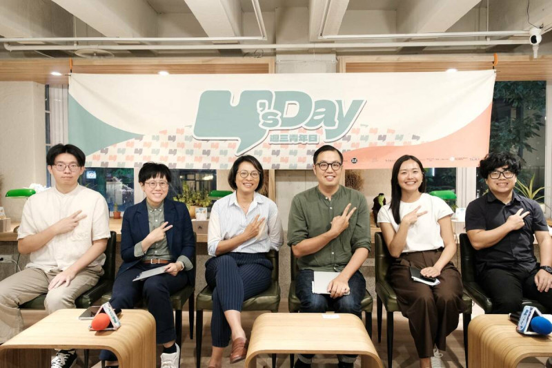 Y’s Day「週三青年日」2日晚上舉辦第112場「言論自由有極限嗎？中配、國安與台灣民主的考驗」。舞台上由左至右為劉俊良、楊雅雯、顏維婷、吳孟軒、蔡惟安、胡瀚雯。   圖：Y’s Day「週三青年日」提供