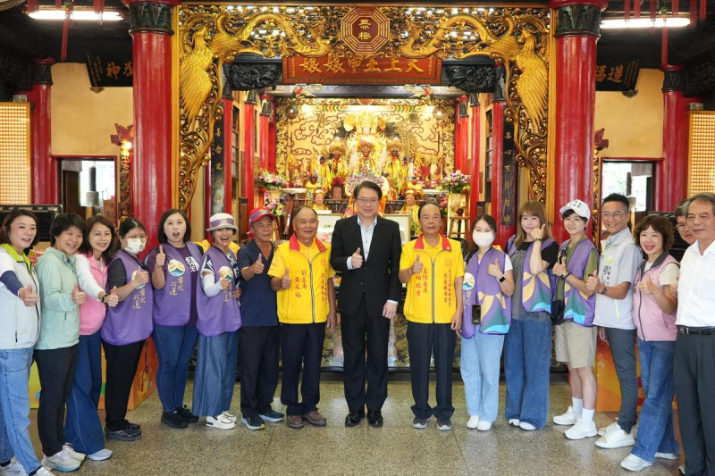 林右昌與民進黨公職赴花蓮勝安宮參香祈福。   圖：民進黨提供