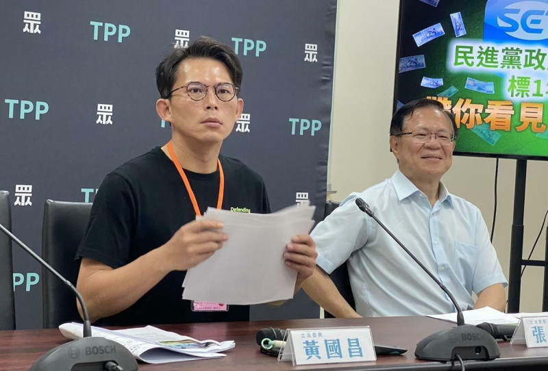 民眾黨立院黨團總召黃國昌(左）與副總召張啓楷   圖：林朝億／攝