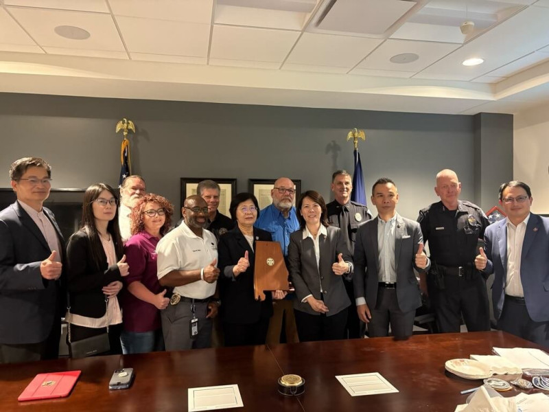 內政部警政署3日表示，為加強國際警政交流，增加台灣能見度，警政署副署長廖美鈴（前左5）於美國時間1日下午率員拜會美國國土安全局，就台美治安現況與經驗進行交流。（警政署提供）中央社記者黃麗芸傳真  114年7月3日   