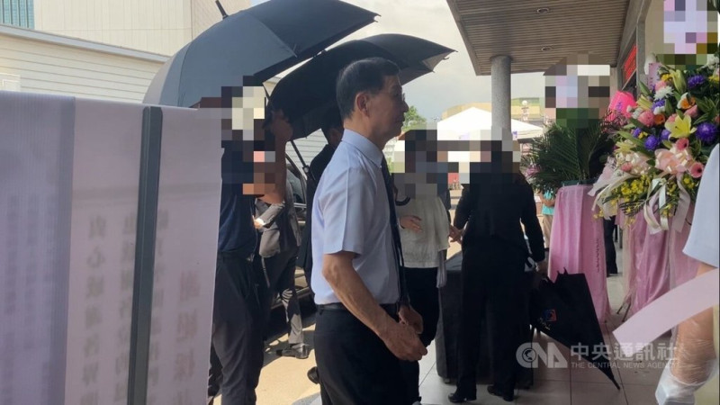 台北市前副市長彭振聲妻子1日在高雄住處墜樓身亡，遺體3日下午移靈至靈堂，彭振聲（中）前往高雄市立殯儀館。中央社記者張已亷攝  114年7月3日   