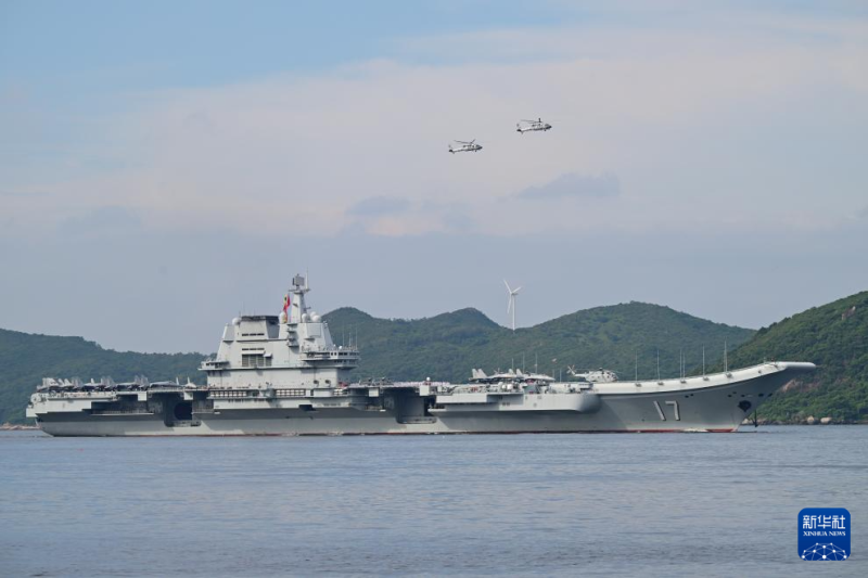 中國人民解放軍海軍航空母艦「山東號（舷號17）」3日抵達香港訪問5天，港府直升機伴飛，駛入維多利亞港。   圖：翻攝陸網/新華社