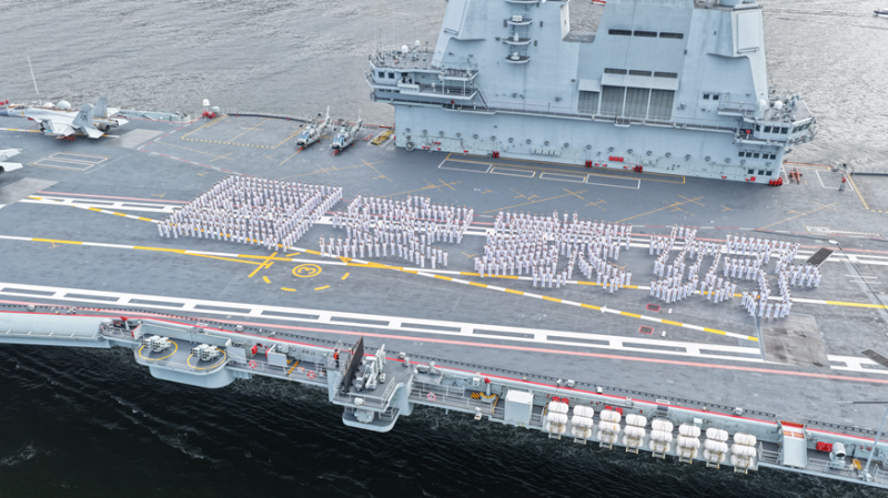 中國人民解放軍海軍航空母艦「山東號（舷號17）」3日抵達香港訪問5天，山東號官兵在飛行甲板排列「國安家好」四字。   圖：翻攝陸網/新華社