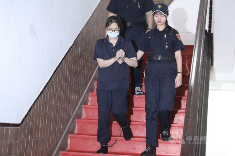 涉虐死1歲男童「剴剴」的保母劉彩萱（左）、劉若琳，另涉凌虐2名幼童遭訴，北院今天開庭。劉彩萱僅對綑綁幼童部分坦承犯罪，否認凌虐。（中央社檔案照片）   