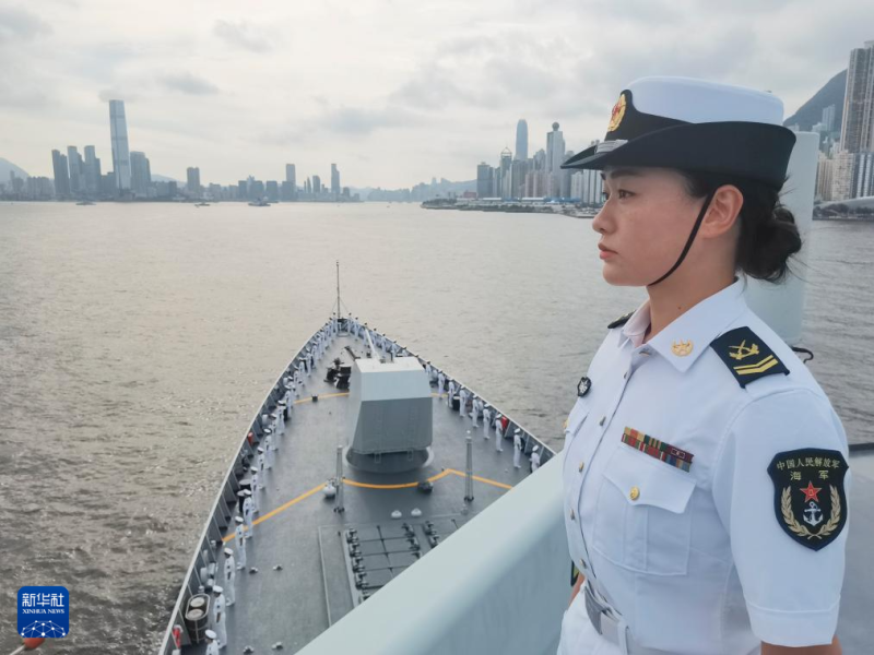 中國人民解放軍海軍航空母艦「山東號（舷號17）」3日抵達香港訪問5天。圖為隨行「湛江號（舷號165）」官兵入港時進行「站波禮」。   圖：翻攝陸網/新華社