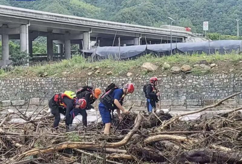 河南西峽發生強降雨發生大洪水，據河南省南陽市消防部門了解，截至目前，已搜尋到5名人員，均無生命體徵。   圖：翻攝自 央視 