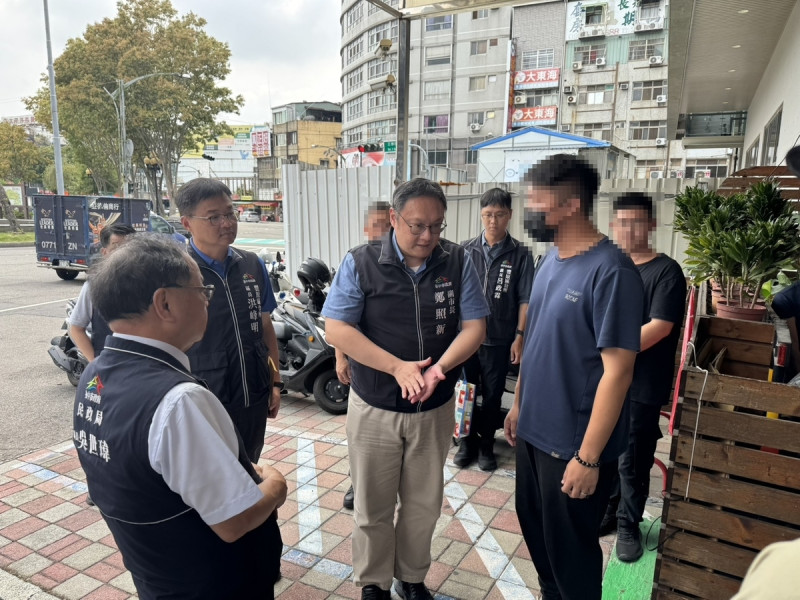 台中市長今日下令市府團隊啟動跨局處關懷與協助機制，並指示警方徹查事件真相。而副市長鄭照新也偕同民政局長吳世瑋、豐原區長洪峰明等人前往頂街派出所關懷慰問家屬。   圖：台中市政府提供