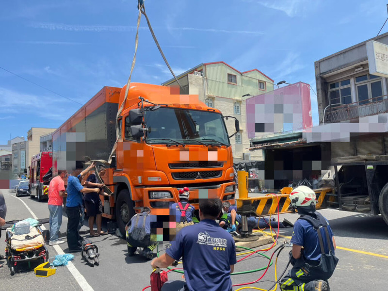 嘉義縣義竹鄉94歲翁姓老婦人3日牽腳踏車過馬路，遭剛變換綠燈直行的大貨車撞上、受困車底，翁婦送醫急救仍宣告不治。（嘉義縣消防局提供）中央社記者黃國芳傳真  114年7月3日   