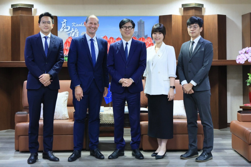 陳其邁(中)率行國處長張硯卿(右)、經發局長廖泰翔(左一)接見谷力哲(左二)。   圖：高雄市行國處/提供