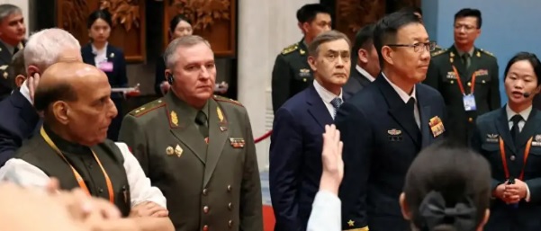 面對態度強硬的印度國防部長辛格(左一)，中國國防部長董軍(右一)只以「打太極」的方式回應。有網友批評認為，中國這種明顯偏袒又想裝中立的行為「真的非常噁心」。   圖：翻攝自 騰訊網 劉覽勛鑒