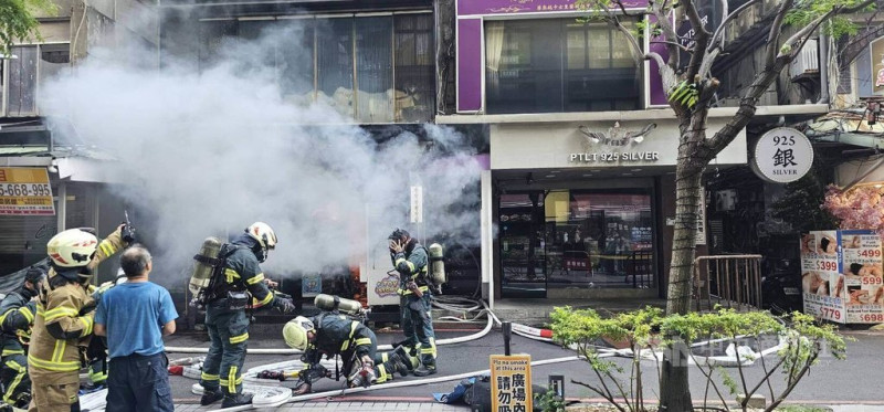 台北西門町商圈3日下午發生火警，起火點疑為路邊停放機車，鄰近的夾娃娃機店也遭波及，警消獲報馳援，成功救出受困住戶，所幸皆無大礙。（翻攝照片）中央社記者黃麗芸傳真  114年7月3日   