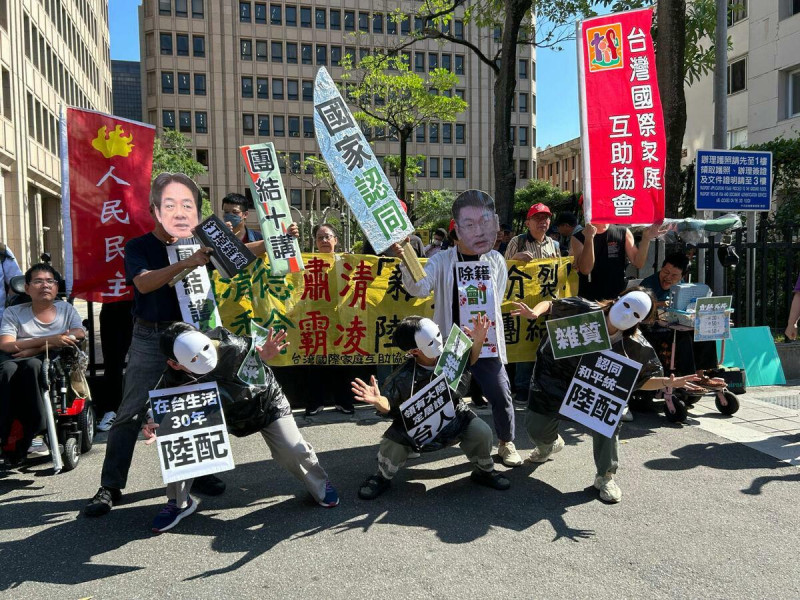 台灣國際家庭互助協會(以下簡稱國家協)與人民民主黨在今(3)日下午3點赴陸委會樓下抗議「陸配除籍專案」是恐嚇、霸凌。並要求陸委會公開承認錯誤、正式道歉，立即停止後續要求補件或具結，直接維持尚未補件者的戶籍。   圖：台灣國際家庭互助協會提供