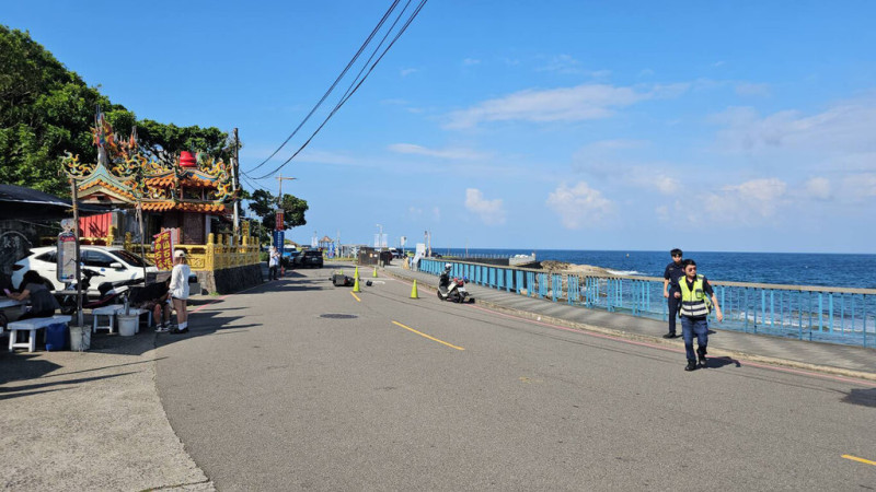 吳姓婦人3日牽著4歲孫子在基隆市潮境公園平浪橋下橋路段過馬路時，遭吳姓機車騎士高速撞擊，吳婦送醫急救不治、黃童擦傷，警方獲報到場處理。（讀者提供）中央社記者王朝鈺傳真  114年7月3日   