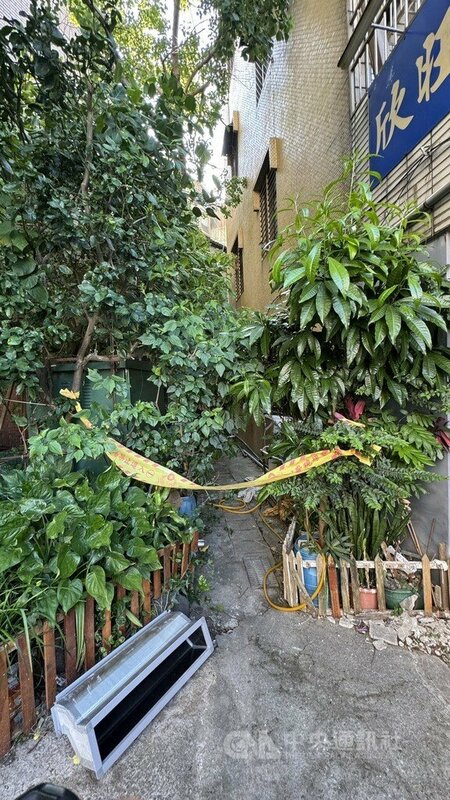新市林口區某公寓3日下午發生一起墜樓意外，呂姓男子請廠商協助安裝住家冷氣，疑因室外機在吊掛過程中搖搖欲墜，呂男徒手拉扯鬆脫的室外機，遭機器從頂樓拉下直墜地面，傷重送醫不治。（翻攝照片）中央社記者王鴻國傳真  114年7月3日   圖：中央社提供